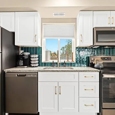 Newly Renovated Flat Near Downtown Roseville